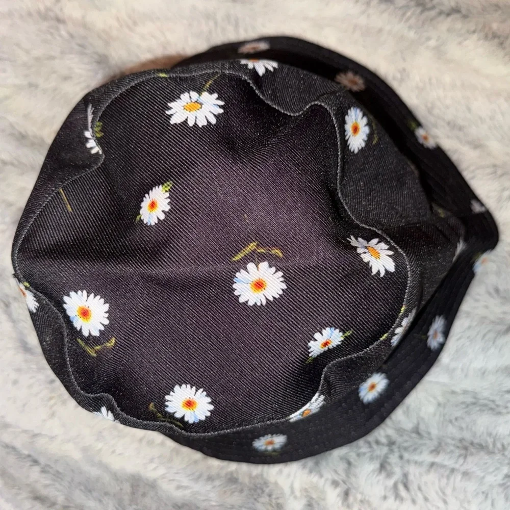 Black Daisy Print Bucket Hat